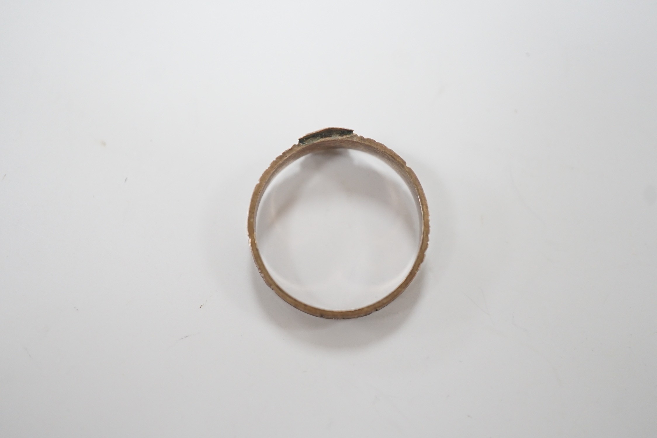 A Victorian yellow metal mourning ring, with engraved monogram and shank inset with plaited hair, size O, gross weight 1.2 grams.